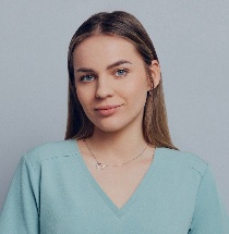 Obraz zawierający Ludzka twarz, osoba, ubrania, szyja Zawartość wygenerowana przez AI może być niepoprawna.