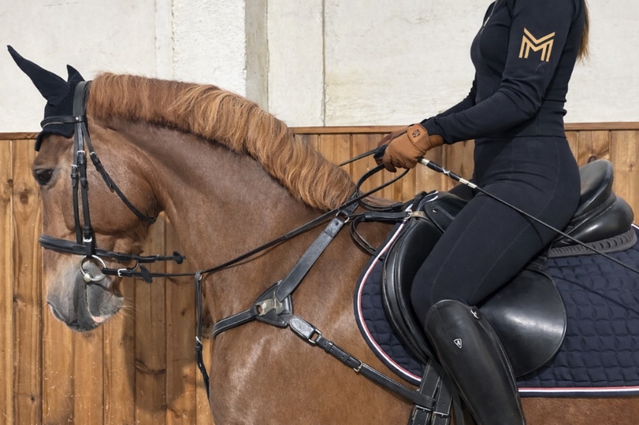 Fot. 1. Przykład rozluźnionej sylwetki z napięciem mięśni core na poziomie 20 %. Zachowane trzy punkty podparcia - dwie kości kulszowe i spojenie łonowe. Krzywizny kręgosłupa zachowane w sposób naturalny. 
Autor fot.: Piotr Pawłowski
